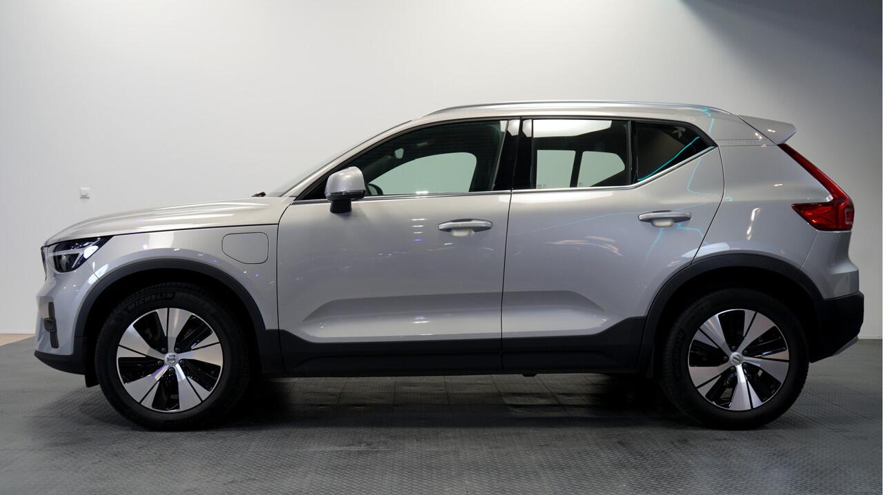 Volvo XC40 1.5 T5 Plug-in Hybrid 193kW/262pk DCT7 FACELIFT! Plus Bright CLIMA + CRUISE + FULL LED HIGH BEAM + NAVI SENSUS + LANE ASSIST + SPORTSTOELEN + KEYLESS ENTRY&GO + CAMERA + MISTLAMPEN VOOR + PARKSENSOREN + 18" LM-VELGEN!!