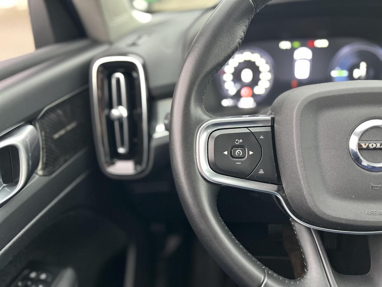 Volvo XC40 T4 Recharge Inscription | Leder | Panoromadak | Trekhaak | Automaat