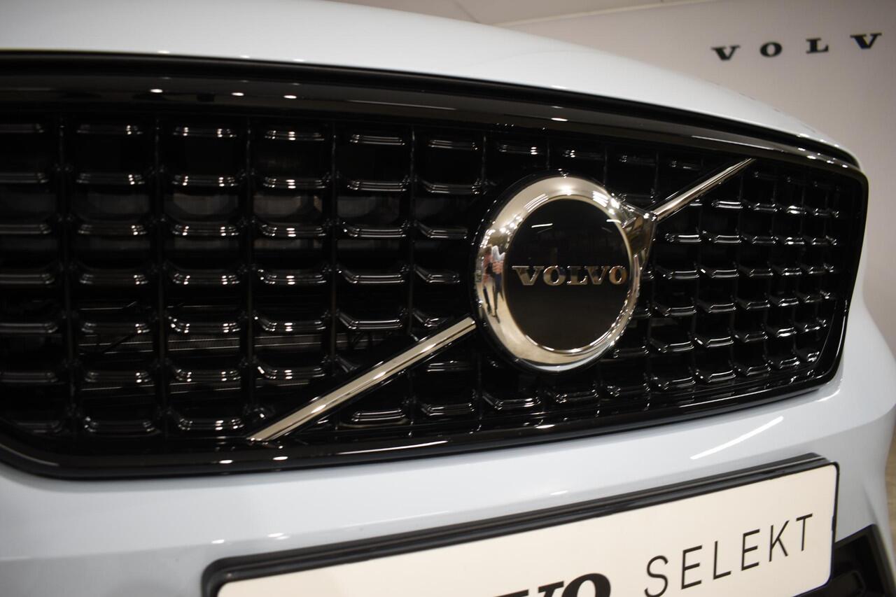 Volvo XC40 B4 211PK Automaat Plus Dark / Navigatie / Adaptive Cruise / Harman Kardon / Stuur & Stoelverwarming / Elektrische achterklep / Achteruitrijcamera / Trekhaak / Elektrische stoelverst. met geheugen