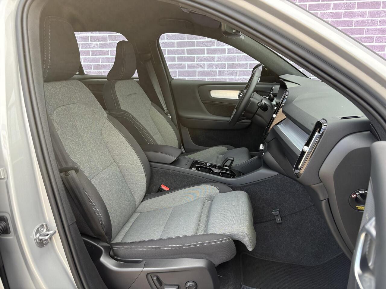 Volvo XC40 2.0 B4 Plus Dark | Trekhaak | Memory | Zitting verlengers | parkeersensoren vóór en achter | camera | Google auto | Full LED | verwarmde voorstoelen en stuurwiel | trekgewicht 2000KG! |