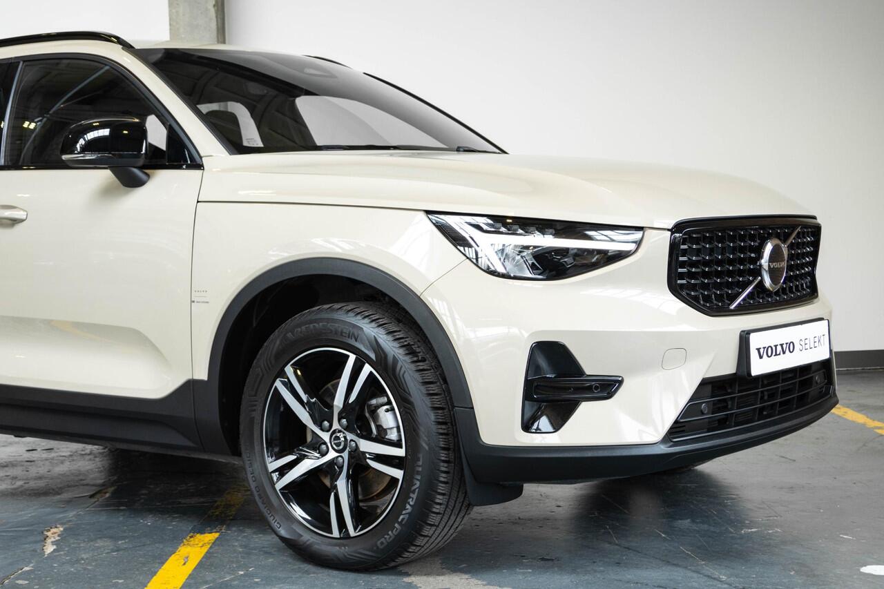 Volvo XC40 B4 Plus Dark | Verwarmde Voorstoelen+Stuurwiel | Verwarmde voorruit | Semi-Elektrische Trekhaak | Harman Kardon Premium Audio | Apple Carplay / Android Auto | Electrisch bedienbare voorstoelen | Google infotaiment