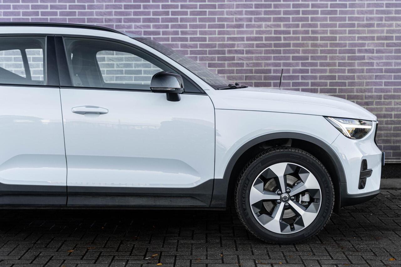 Volvo XC40 2.0 B4 Plus Dark | Google | Adaptieve Cruise Control | Trekhaak | Elektrische Stoelverstelling | Camera | Stoel-/Stuurverwarming | Memory | Harman Kardon Audio | Verwarmbare Voorruit | Dodehoekdetectie | Carplay | Elek. Achterklep | Draadloos Opladen Tele