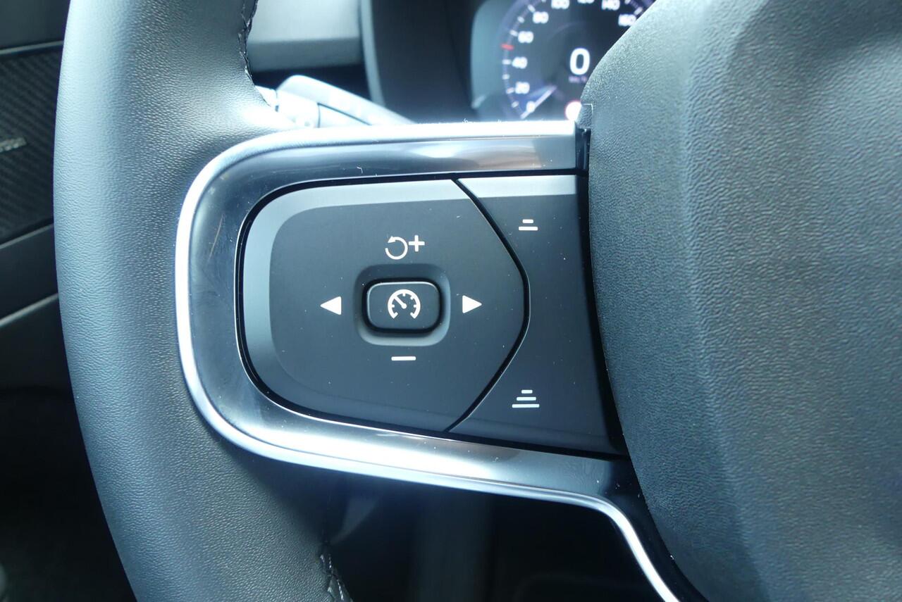 Volvo XC40 1.5 T4 Recharge R-Design FACELIFT! ADAPTIEVE CRUISE, MEMORY SEAT, HARMAN/KARDON, STOELVERWARMING, CLIMA, NAVI, ELEK. ACHTERKLEP, 9.673KM