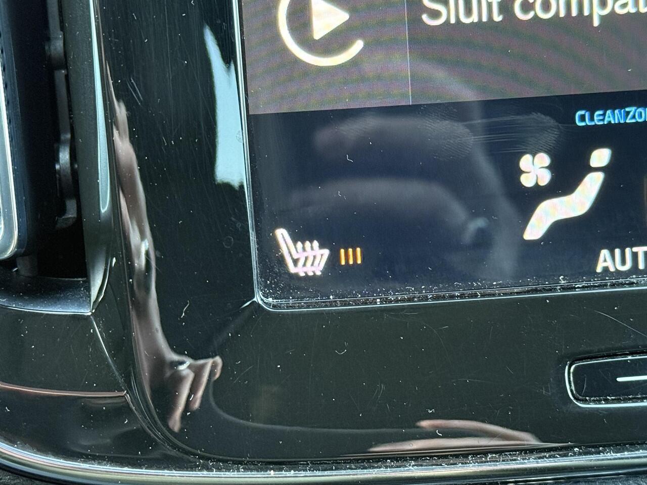 Volvo XC40 1.5 T3 Momentum Pro | Stoelverwarming | Keyless entry/start | 19"lm velgen | Parkeersensoren V+A | Parkeercamera | Metallic lak |