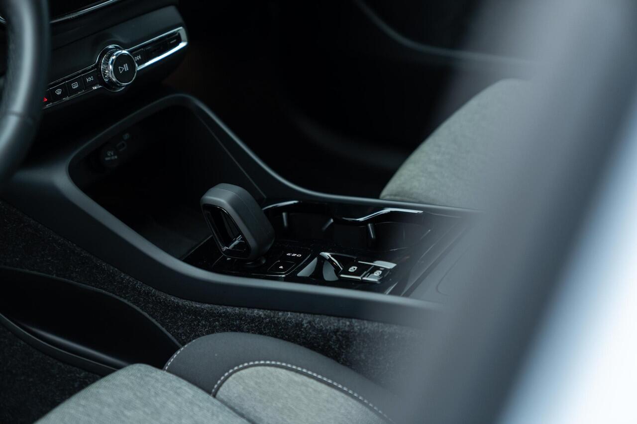 Volvo XC40 B4 Plus Dark Aut. | Trekhaak | All-seasonbanden | Lichtmetalen velgen 5-spaaks 19 inch