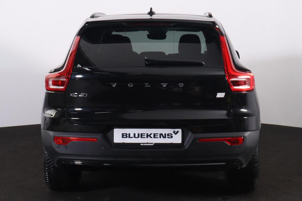 Volvo XC40 Recharge Twin Plus 82 kWh - IntelliSafe Assist & Surround - Parkeercamera achter - Verwarmde voorstoelen & stuur - Parkeersensoren voor & achter - Draadloze tel. lader - Warmtepomp - Extra getint glas - Elektr. inklapbare trekhaak - 19' LMV