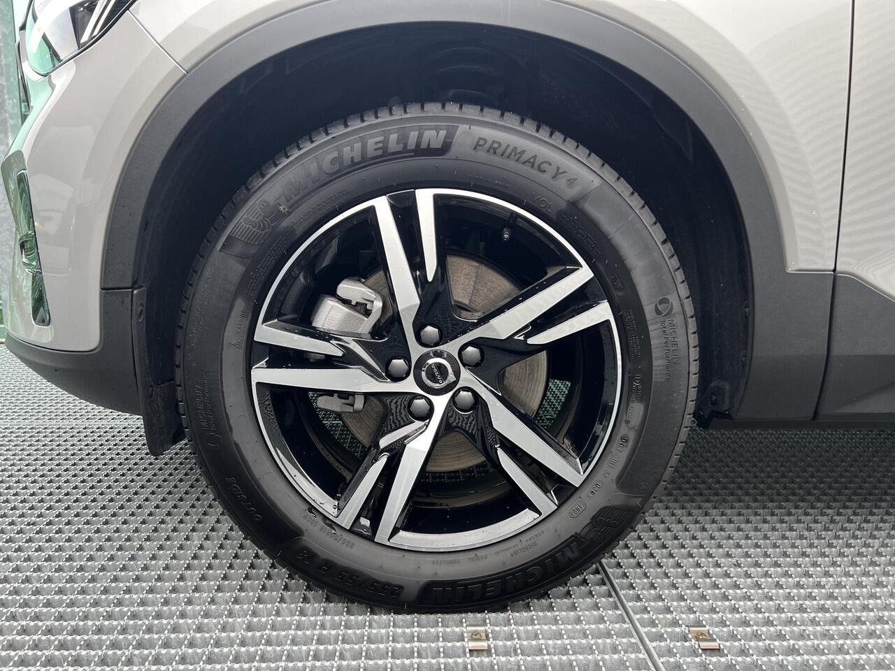 Volvo XC40 2.0 B4 Plus Dark Mild hybrid, Automaat, Trekhaak semi elektrisch wegklapbaar, Stoelverwarming, Stuurverwarming, Verwarmde voorruit, Noodreservewiel