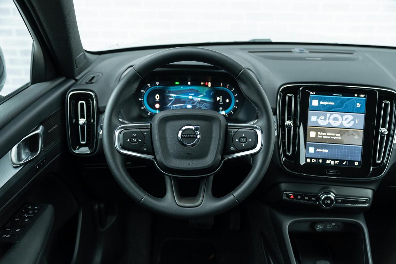 Volvo XC40 B4 Plus Dark Aut | Trekhaak 2000 kg | All-seasonbanden | BLIS | Adaptive Cruis control | 19" Wielen | Verw.voorstoelen | Verw. voorruit | Parkeercamera |