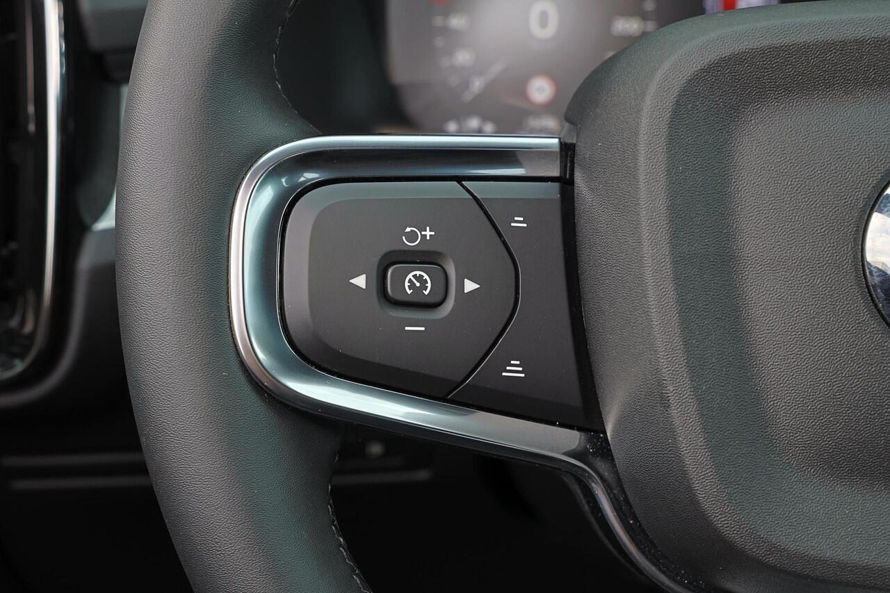 Volvo XC40 T5 Recharge Plus Dark - IntelliSafe Assist - 360º Camera - Harman/Kardon audio - Verwarmde voorstoelen & stuur - Parkeersensoren voor & achter - Elektr. bedienb. voorstoelen met geheugen links - Extra getint glas - 19' LMV