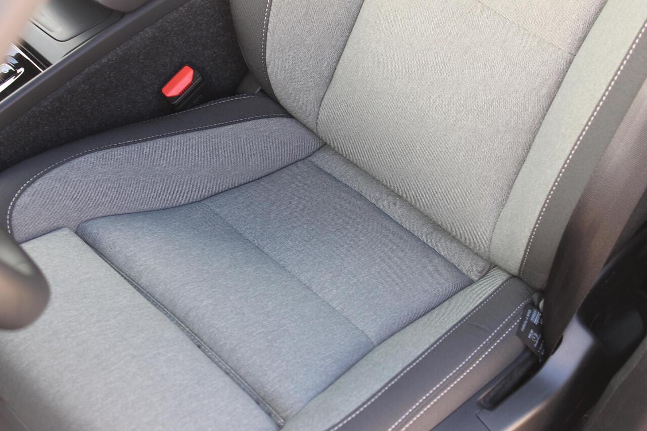 Volvo XC40 B4 211PK Automaat Plus Dark Google Infotainment / Verwarmbare voorruit / Semi elektrisch wegklapbare trekhaak / Elektrisch verstelbare voorstoelen met geheugen op de bestuurdersstoel