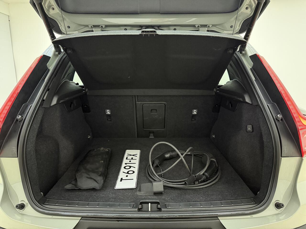 Volvo XC40 T5 262pk Plus Dark / Nubuck / Elektr. verstelbare stoelen / Stoel/- en stuurverwarming / Trekhaak /