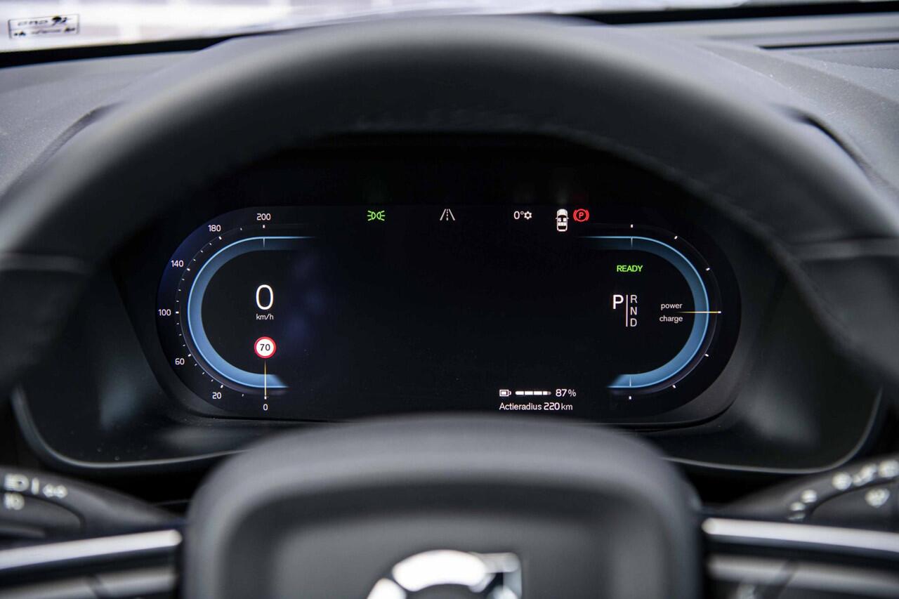 Volvo XC40 Recharge Plus 70 kWh | Adaptive Cruise Control | Dodehoek Detectie | SOH 95% | Stoel en Stuurverwarming | 20" | Nubuck Bekleding |