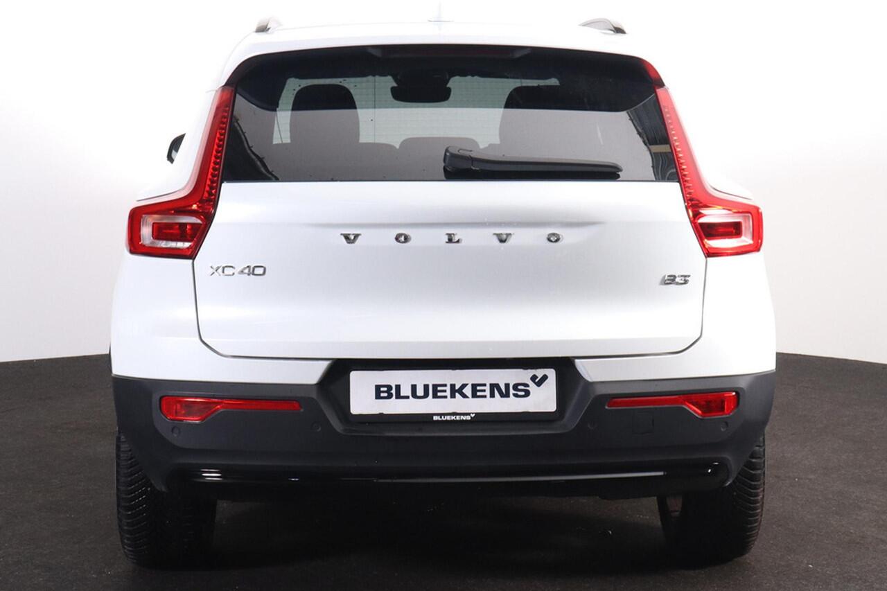 Volvo XC40 B3 Plus Dark - IntelliSafe Assist & Surround - Harman/Kardon audio - Parkeercamera achter - Parkeersensoren voor & achter - Elektr. bedienb. voorstoelen met geheugen links - Draadloze tel. lader - Extra getint glas - 19' LMV