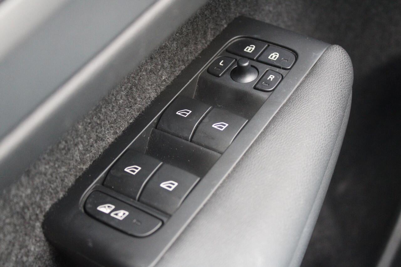 Volvo XC40 1.5 T4 Plug-in hybrid Plus Dark - Navi - Camera - Stoel-stuurverwarming - Memory - Leder - 19" LM velgen - Rijklaar