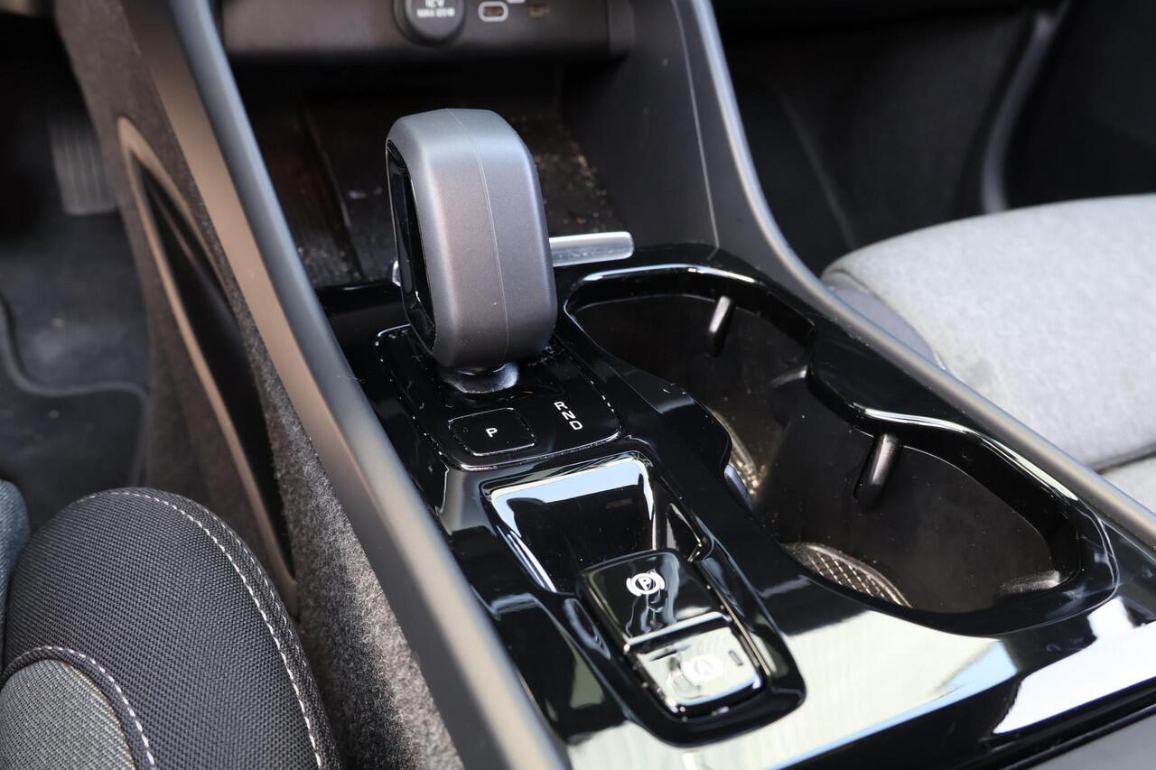 Volvo XC40 B3 Plus Dark - IntelliSafe Assist & Surround - Harman/Kardon audio - Parkeercamera achter - Verwarmde voorstoelen & stuur - Parkeersensoren voor & achter - Elektr. bedienb. voorstoelen met geheugen links - Draadloze tel. lader - Extra getint glas - 18' LM