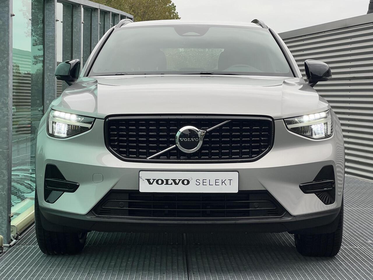Volvo XC40 2.0 B4 Plus Dark Mild hybrid, Automaat, Trekhaak semi elektrisch wegklapbaar, Stoelverwarming, Stuurverwarming, Verwarmde voorruit, Noodreservewiel