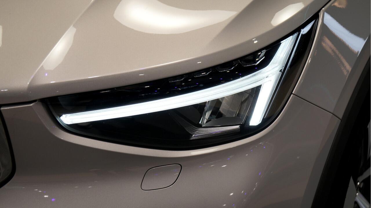 Volvo XC40 1.5 T5 Plug-in Hybrid 193kW/262pk DCT7 FACELIFT! Plus Bright CLIMA + CRUISE + FULL LED HIGH BEAM + NAVI SENSUS + LANE ASSIST + SPORTSTOELEN + KEYLESS ENTRY&GO + CAMERA + MISTLAMPEN VOOR + PARKSENSOREN + 18" LM-VELGEN!!