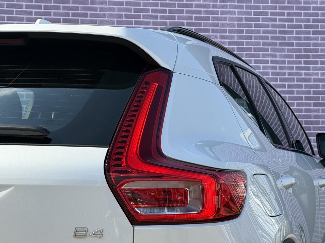 Volvo XC40 2.0 B4 Plus Dark | Trekhaak | 19" | Adaptieve cruise control | Harman & Kardon | Elektrisch verstelbare voorstoelen | Stoel/stuur verwarming |