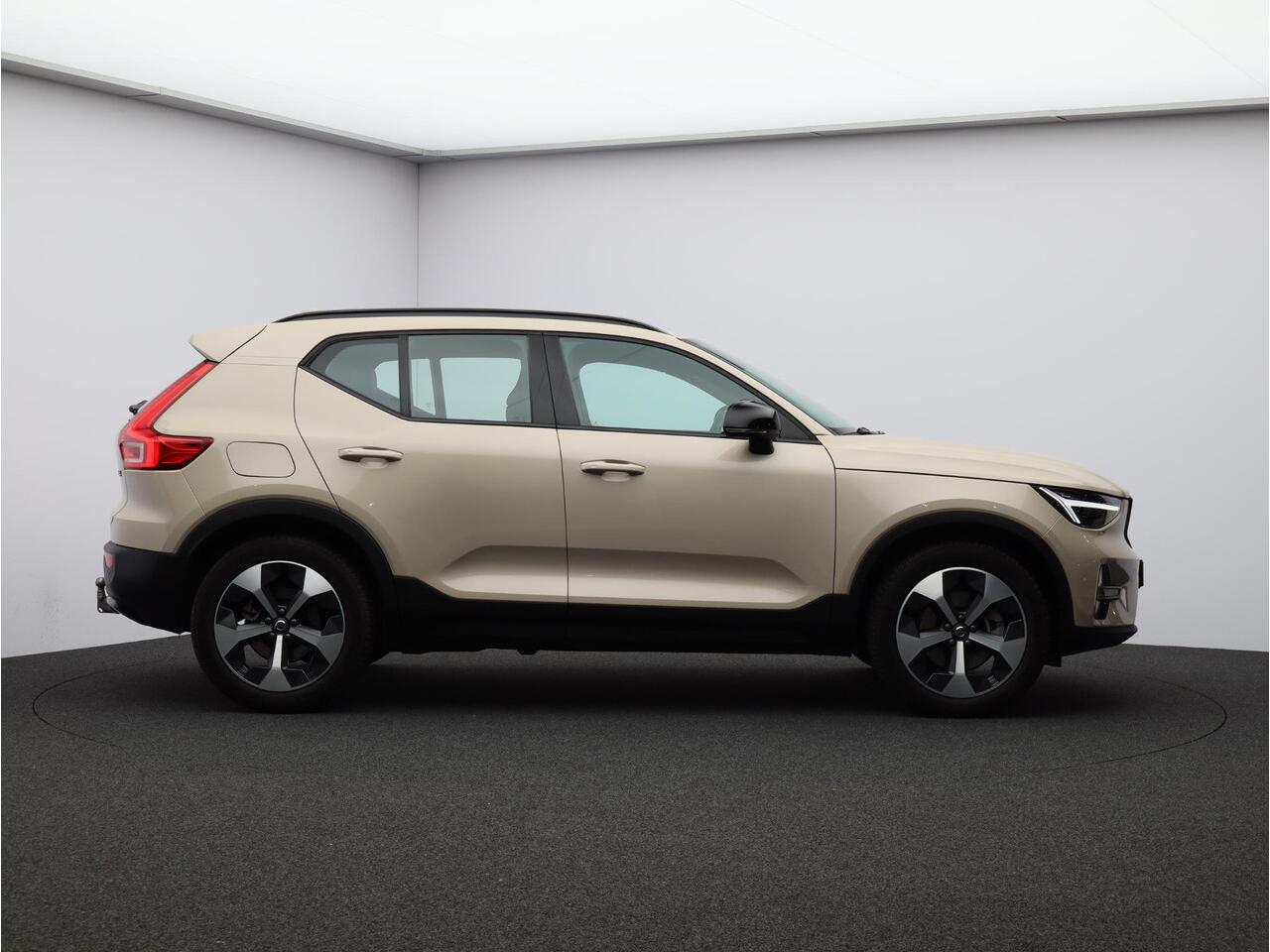 Volvo XC40 2.0 B4 Plus Dark / Trekhaak / Harman Kardon / Elektr. bed. stoelen / Stoel+stuur+voorruitverwarming