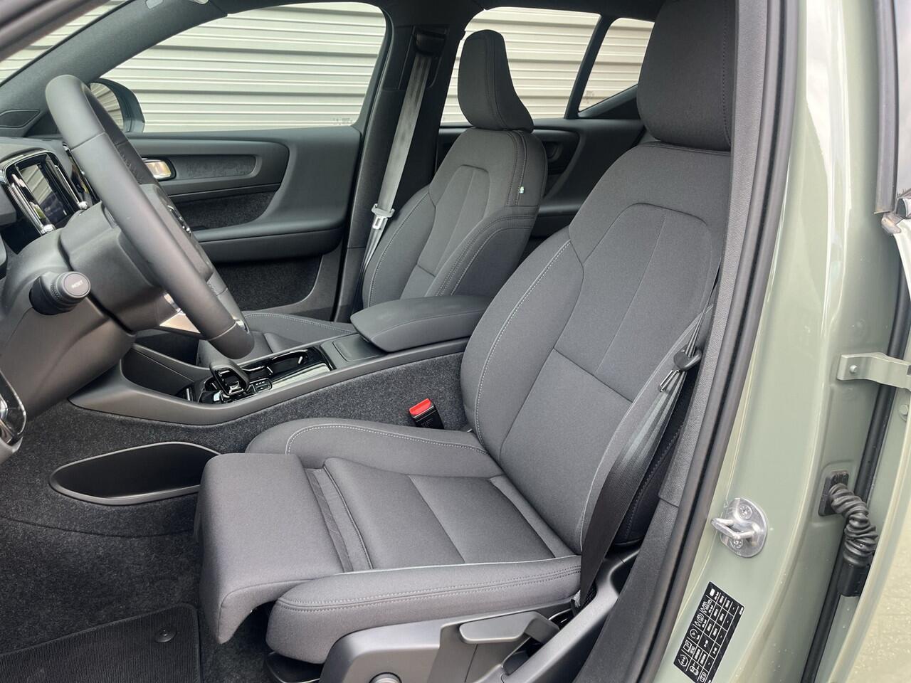 Volvo XC40 Single Motor Plus 69 kWh / Stoel- en stuurverwarming / Achteruitrijcamera / Elektrische achterklep /