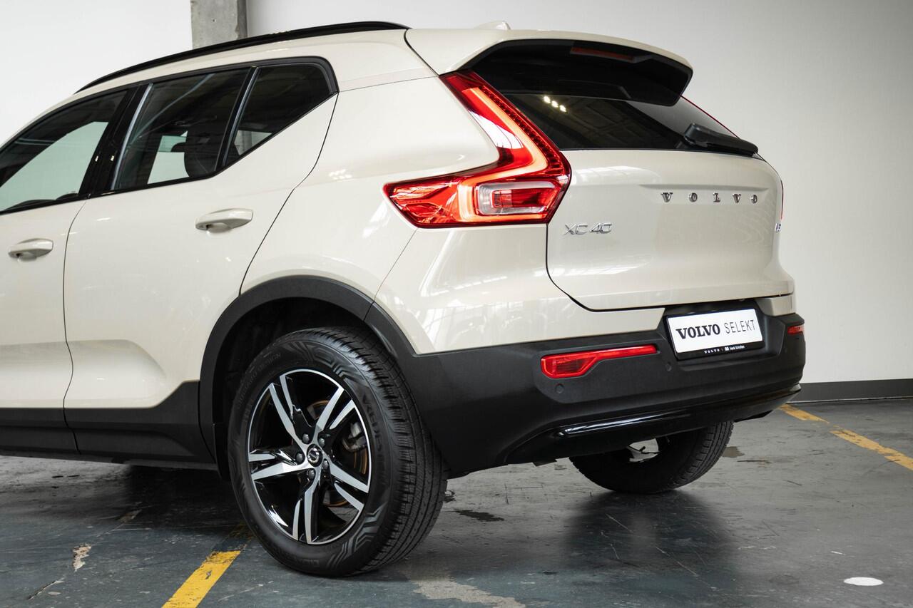Volvo XC40 B4 Plus Dark | Verwarmde Voorstoelen+Stuurwiel | Verwarmde voorruit | Semi-Elektrische Trekhaak | Harman Kardon Premium Audio | Apple Carplay / Android Auto | Electrisch bedienbare voorstoelen | Google infotaiment