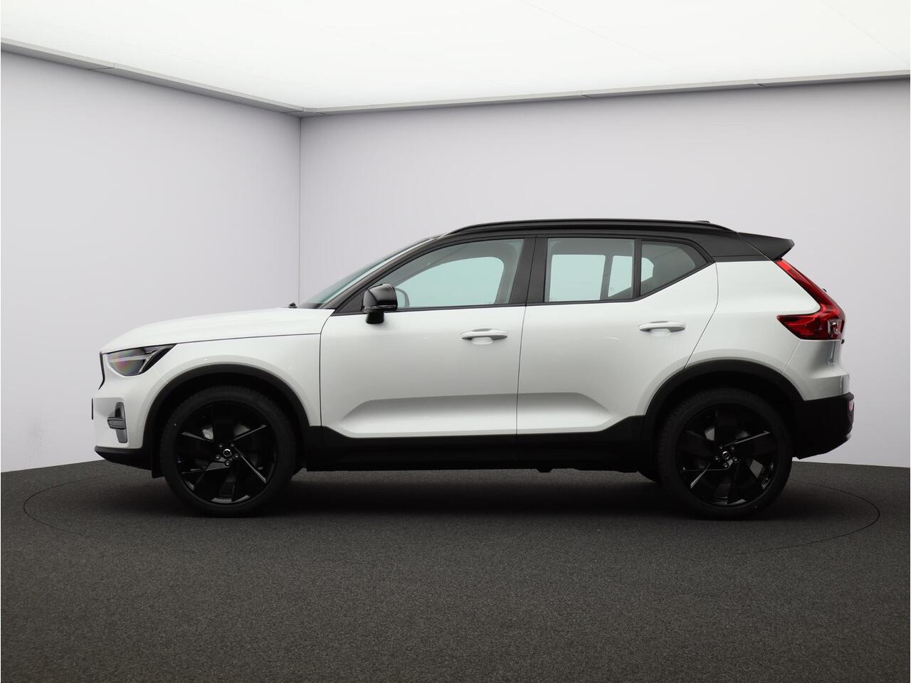 Volvo XC40 2.0 B4 Plus Black Edition / Nubuck Bekleding / Harman Kardon / Stoel+Stuurverwarming / Adaptive Cruise / Pilot Assist / BLIS / Keyless /