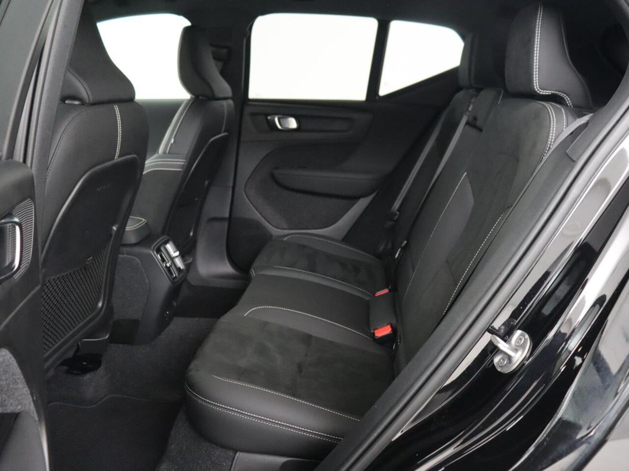 Volvo XC40 Recharge Plus | Trekhaak | Stoel & stuurverwarming | Warmtepomp | Adaptive cruise | Carplay | Navigatie | Camera | Leder/Alcantara | Full LED | DAB | Standkachel | Bluetooth | Climate control