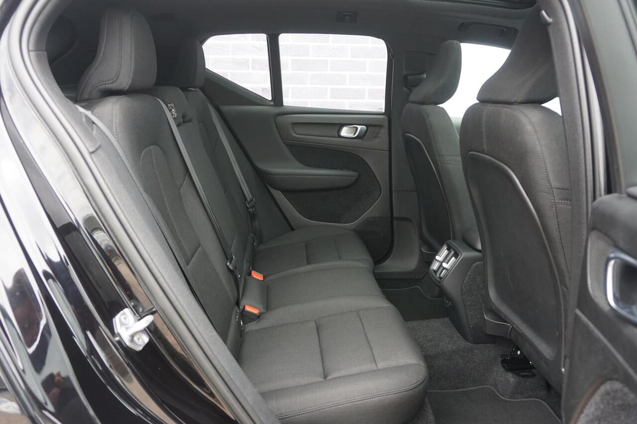 Volvo XC40 1.5 T3 Momentum Pro | Panorama-schuifdak | Camera | Harman & Kardon | LED Koplampen | Zwarte Hemel |
