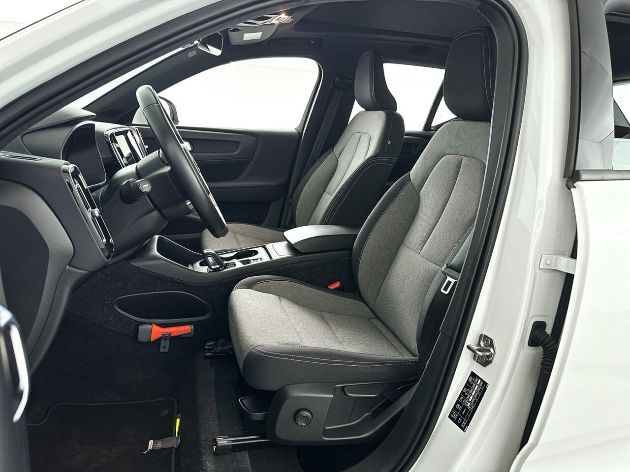 Volvo XC40 T2 Aut. Business Pro | Panoramadak | Stoel- en stuurverwarming | Parkeercamera | Trekhaak