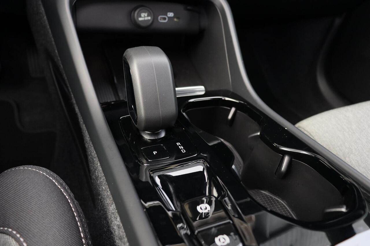 Volvo XC40 B4 Plus Dark - IntelliSafe Assist & Surround - Harman/Kardon audio - Parkeercamera achter - Verwarmde voorstoelen & stuur - Parkeersensoren voor & achter - Elektr. bedienb. voorstoelen met geheugen links - Draadloze tel. lader - 20' LMV