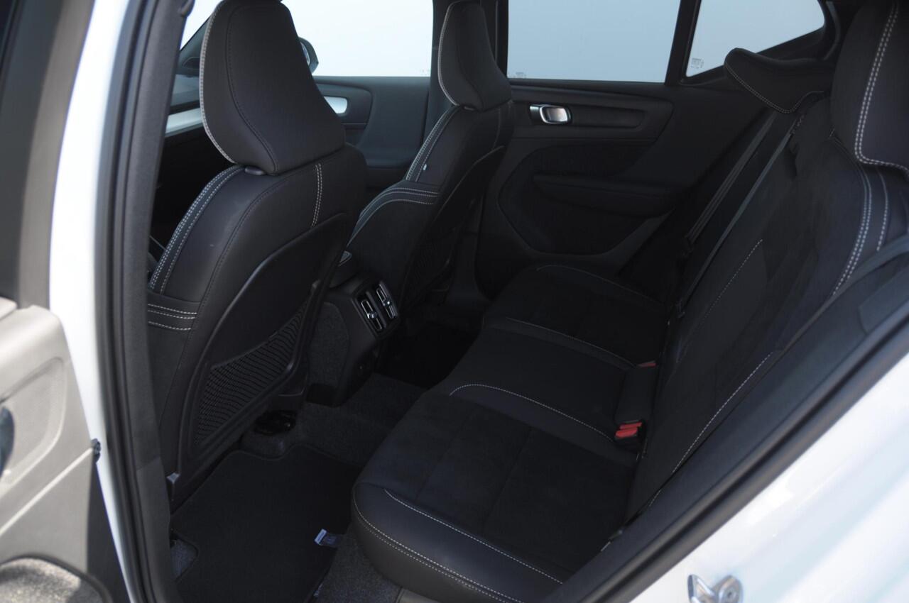 Volvo XC40 B4 211PK Automaat Plus Dark / Adaptive cruise control / Elektrische stoelen / Harman Kardon audio / Pilot assist / BLIS / Stoel en stuur verwarming / Elektrische achterklep / Parkeersensoren met camera / Google infotainment