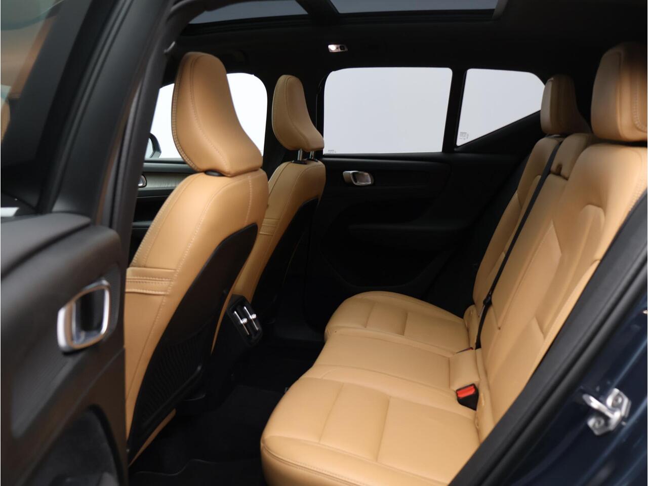 Volvo XC40 T5 AWD Inscription / Panoramisch Dak / Trekhaak / 360gr Camera / Elek. Verstelbare Stoelen / BLIS / Keyless / All Season Banden /