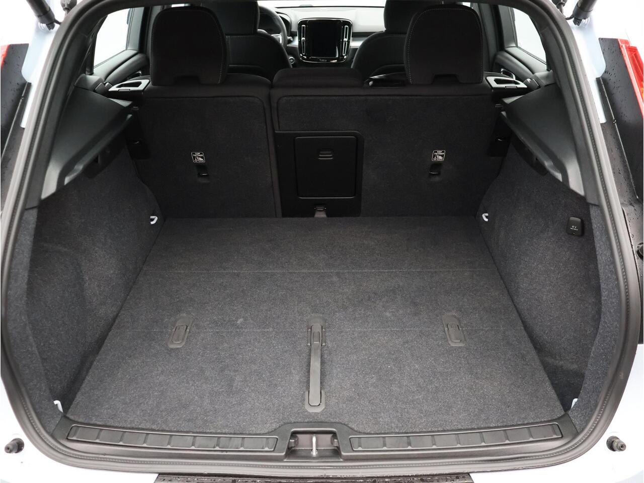 Volvo XC40 2.0 B4 Plus Dark Automaat / Trekhaak / Harman Kardon / All-Season Banden / Voorraam verwarmd