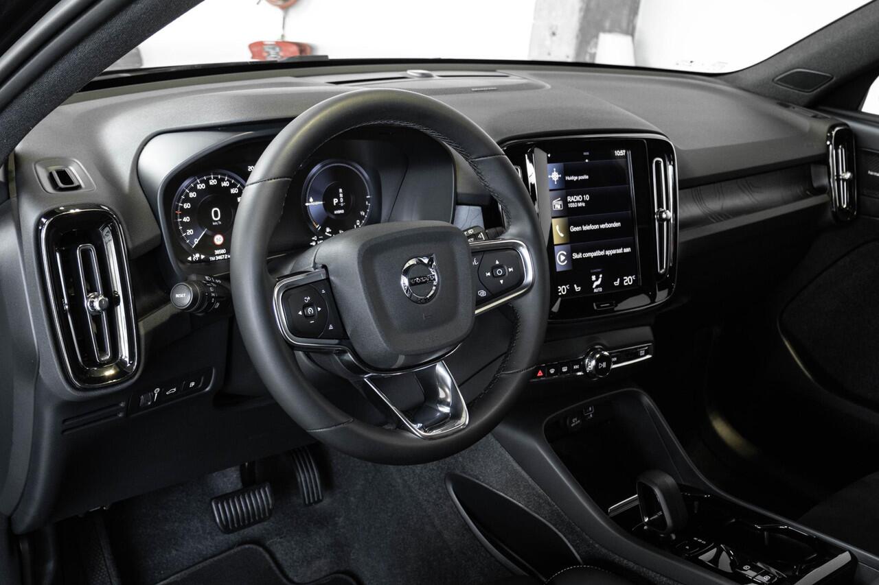 Volvo XC40 1.5 T4 Recharge Inscription | Panoramadak | Harman Kardon Premium Audio | Electrische wegklapbare trekhaak | lederen bekleding | Stoelverwarming | 20 INCH | BLIS | Adaptive Cruise Control | Electrische bedienbare voorstoelen
