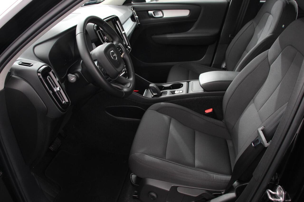 Volvo XC40 1.5 T3 163 pk Automaat Momentum Navigatie Apple Carplay / Android Auto Parkeersensor achter Adaptive Cruise Control Virtual Cockpit Stoelverwarming LED kop- en mistlampen Sensus Connect met High Performance Sound Inductielader Lane Assist