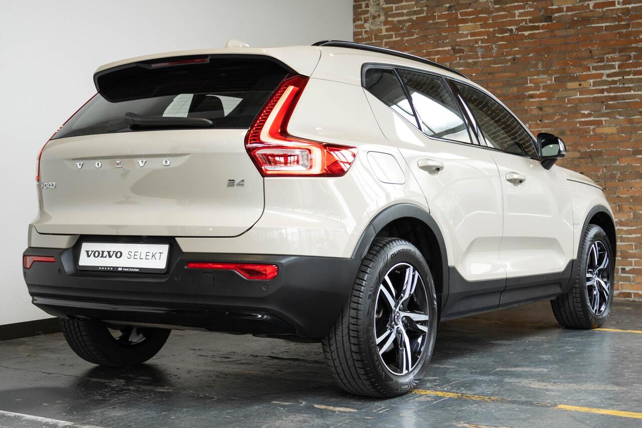 Volvo XC40 B4 Plus Dark | Verwarmde Voorstoelen+Stuurwiel | Verwarmde voorruit | Semi-Elektrische Trekhaak | Harman Kardon Premium Audio | Apple Carplay / Android Auto | Electrisch bedienbare voorstoelen | Google infotaiment