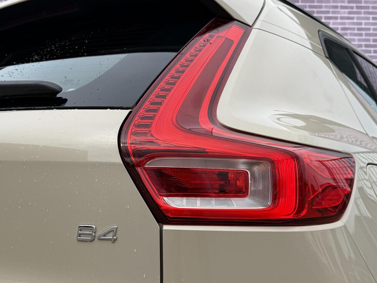 Volvo XC40 2.0 B4 Plus Dark | Trekhaak | Camera | Harman/Kardon | Keyless Entry/start | elektrisch verstelbare voorstoelen |