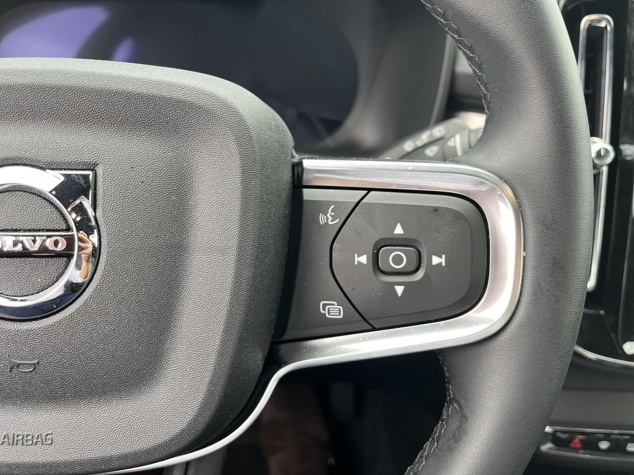 Volvo XC40 B4 Plus Dark | Harman/Kardon | Memoryseats | Keyless Entry | Trekhaak |