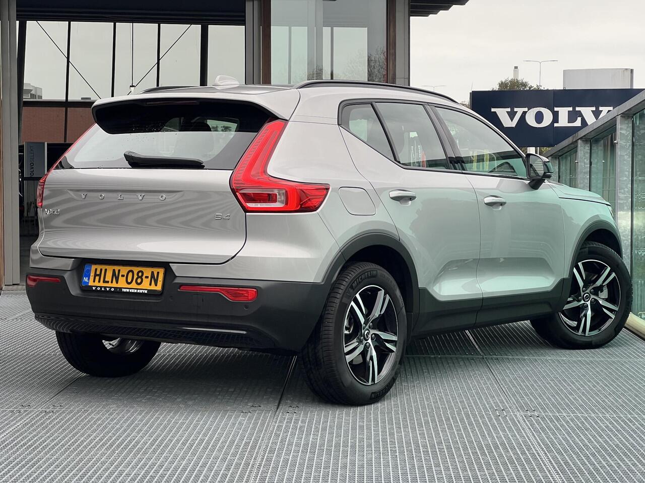 Volvo XC40 2.0 B4 Plus Dark Mild hybrid, Automaat, Trekhaak semi elektrisch wegklapbaar, Stoelverwarming, Stuurverwarming, Verwarmde voorruit, Noodreservewiel
