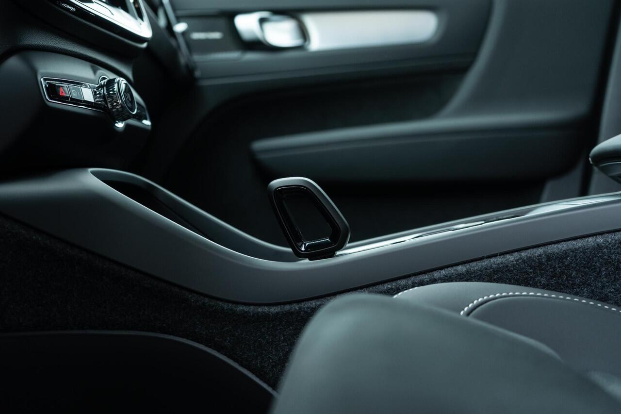 Volvo XC40 B4 Plus Black Edition 197 pk | Op voorraad | Extra getint glas | 20" velgen | Connect suède-textiel/Microtech-bekleding | Google Maps en Google Play Store