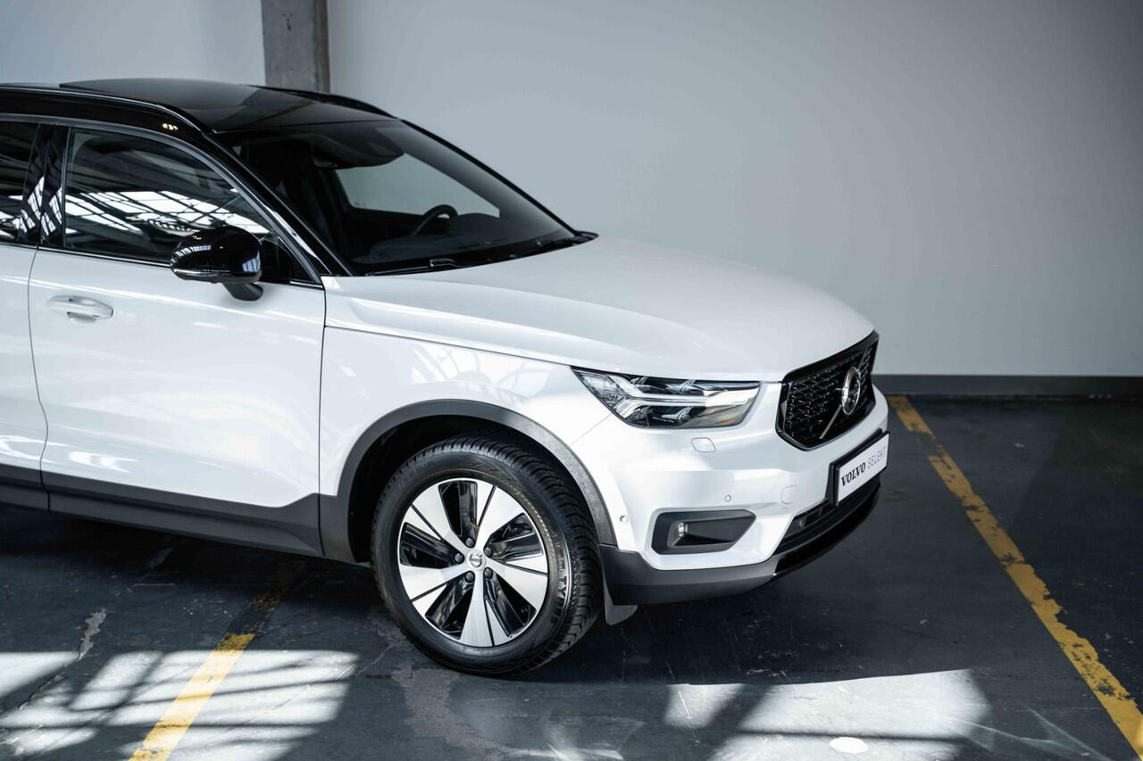 Volvo XC40 T5 Recharge R-Design | Panoramadak | 360° Parkeercamera | Parkeersensoren voor + achter | Harman kardon premium audio | Stoelverwarming | Electrische bedienbare voorstoel | LED koplampen | Navigatie |