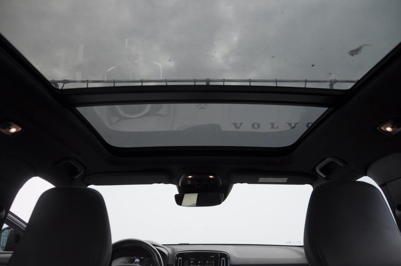 Volvo XC40 T5 262PK Automaat Recharge R-Design / BLIS / Stoel - en stuurwielverwarming / Leder met alcantara interieur / Parkeersensoren met 360 camera / Keyless entry / Elektrische stoelen met geheugen / Panoramadak / Harman kardon