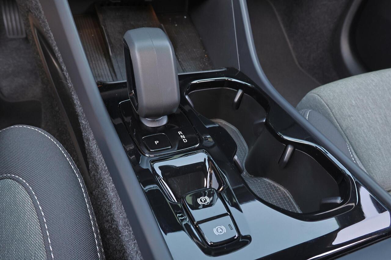 Volvo XC40 B4 Plus Black Edition - Panorama/schuifdak - IntelliSafe Assist & Surround - 360º Camera - Harmon Kardon Audio - Verwarmde voorstoelen, stuur & achterbank - Parkeersensoren voor & achter - Elektr. bedienb. voorstoelen met geheugen links - Draadloze tel. l