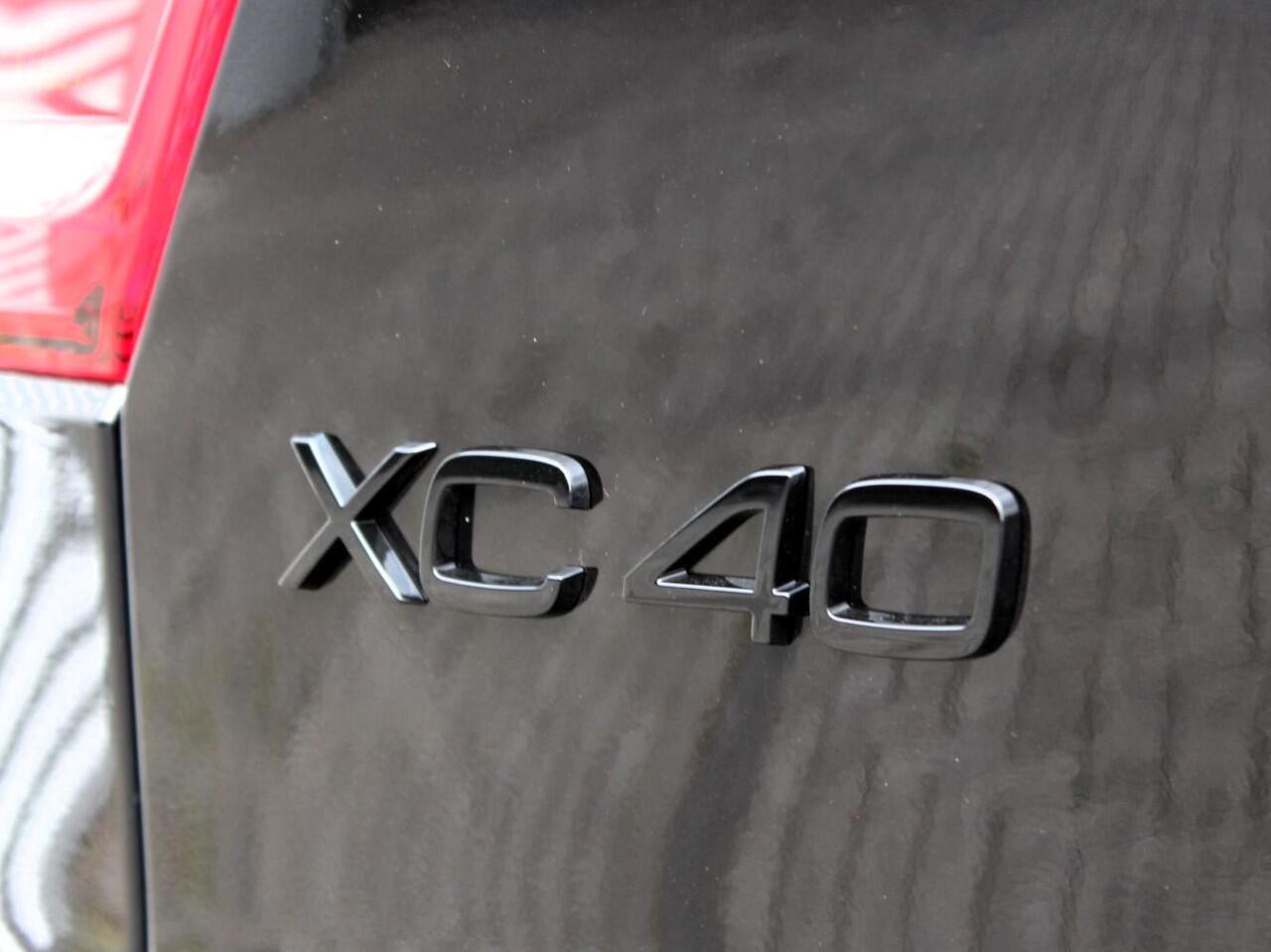 Volvo XC40 2.0 B4 Plus Black Edition Automaat / Panoramadak / Microtech Nubuck bekleding / Privacy Glass / Harman Kardon