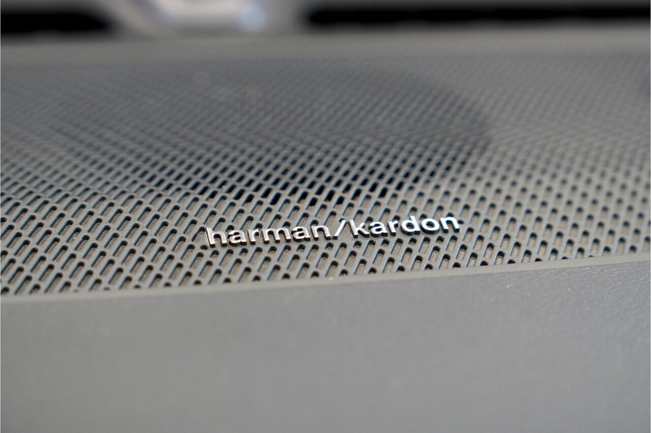 Volvo XC40 1.5 T5 193kW/262pk DCT7 Recharge R-Design HARMAN/KARDON + EL.TREKHAAK + LEER/ALCANTARA + EL.STOEL MET MEMORY + CRUISE + LANE ASSIST + NAVI SENSUS + KEYLESS ENTRY&GO + CAMERA + PARKSENSOREN V&A + 19" LM-VELGEN!!