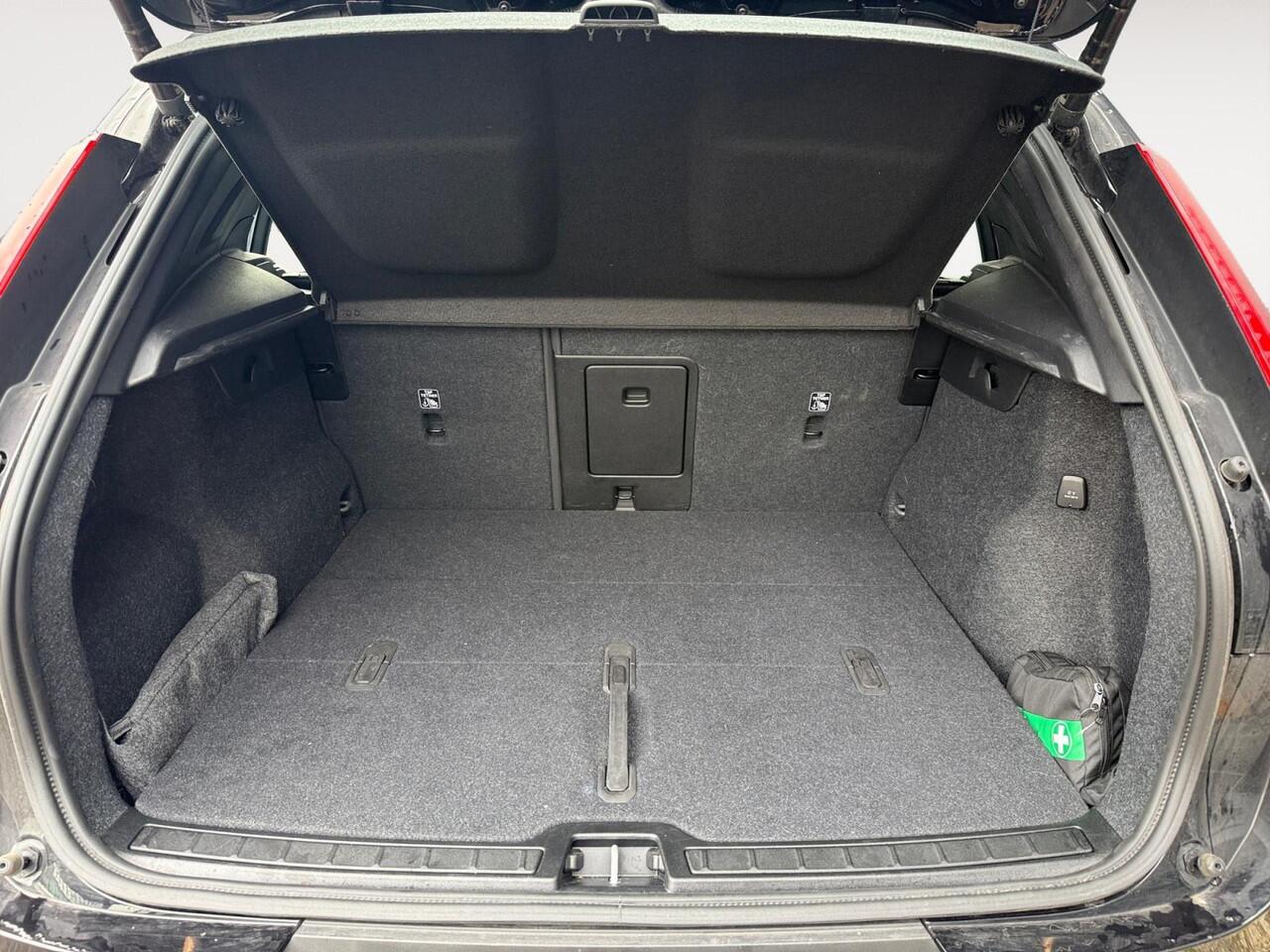 Volvo XC40 2.0 B4 Plus Dark | Keyless Entry | Stoelverwarming | Elektrische kofferklep | Adaptieve Cruise Control |