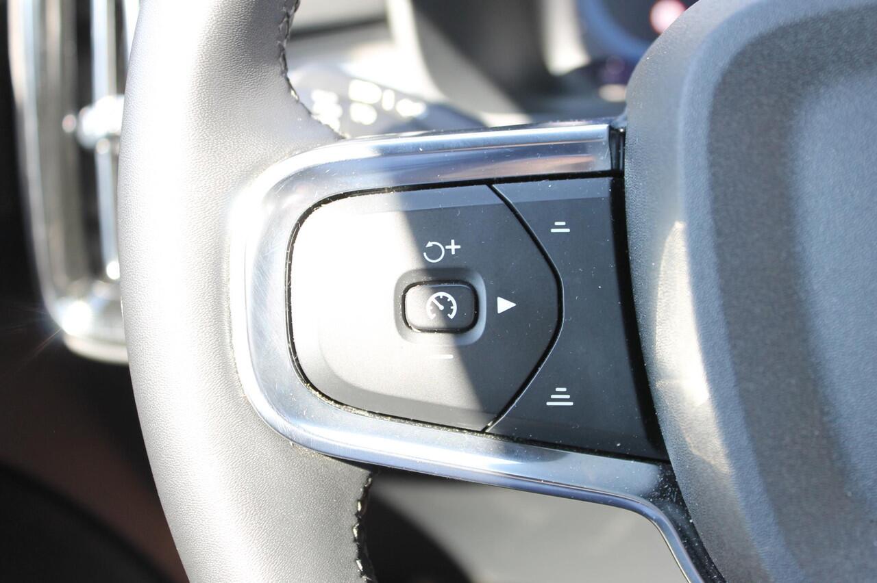 Volvo XC40 B4 211PK Automaat Plus Dark Adaptieve Cruise Control / Semi elektrisch wegklapbare trekhaak / Verwarmbare voorruit / Google Infotainment / Blis / Parkeersensoren voor en achter met parkeercamera