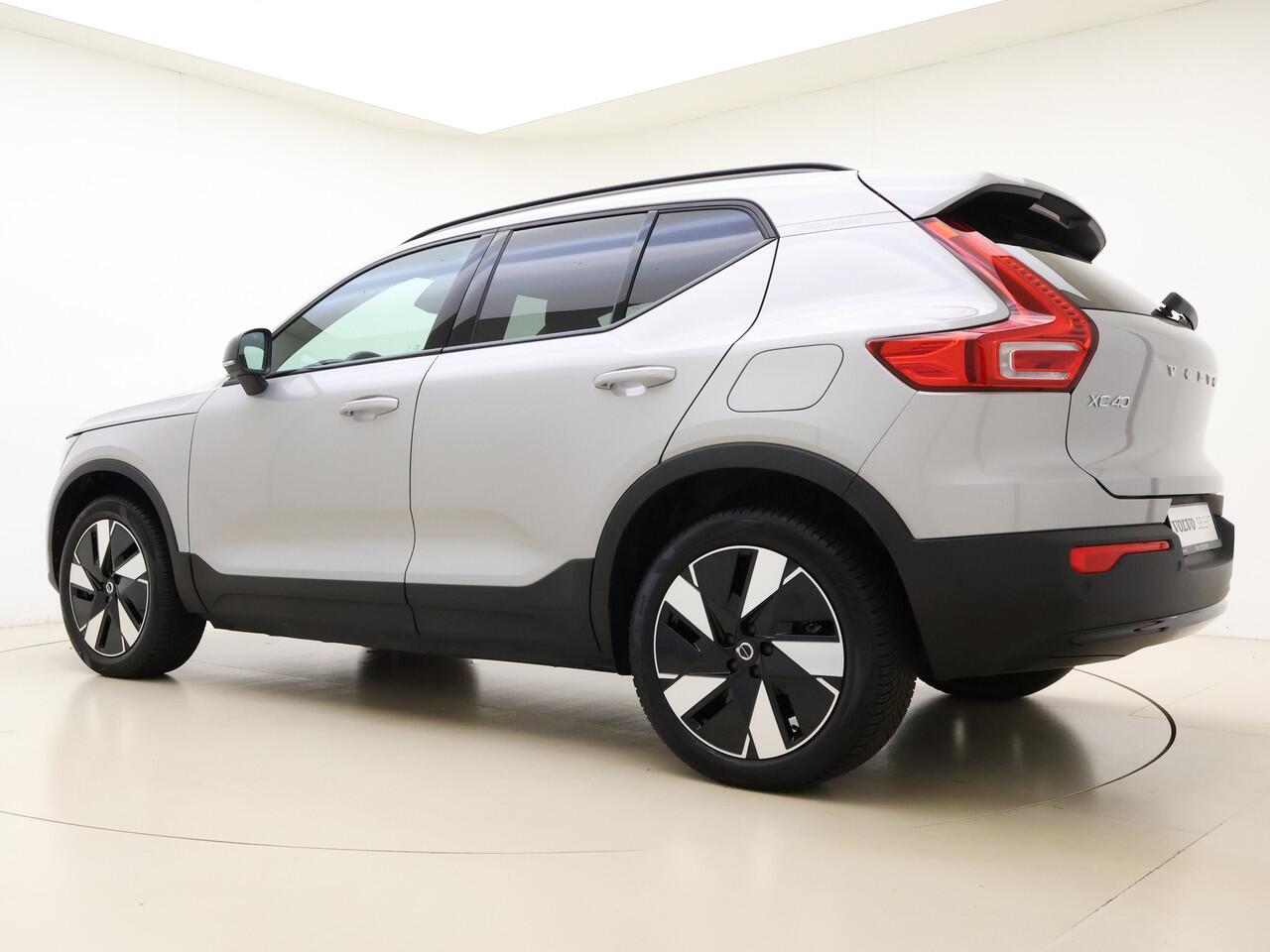 Volvo XC40 Extended Range Plus 82 kWh / Keyless entry / BLIS / Stoel/- en stuurverwarming / Trekhaak / Camera /