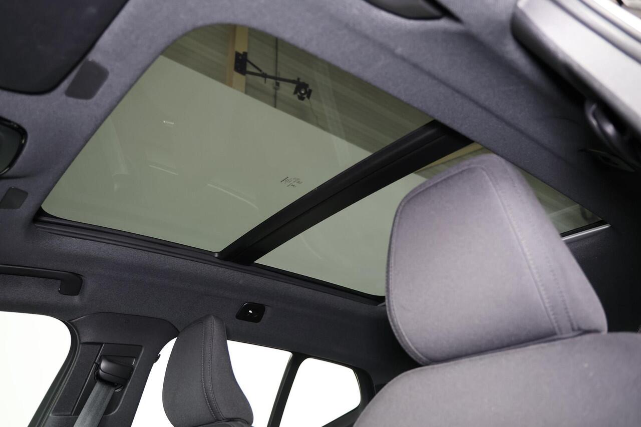 Volvo XC40 Recharge Twin Ultimate 78 kWh - Panorama/schuifdak - IntelliSafe Assist & Surround - 360º Camera - Harman/Kardon audio - Verwarmde voorstoelen, stuur & achterbank - Parkeersensoren voor & achter - Elektr. bedienb. voorstoelen met geheugen links - Draadloz