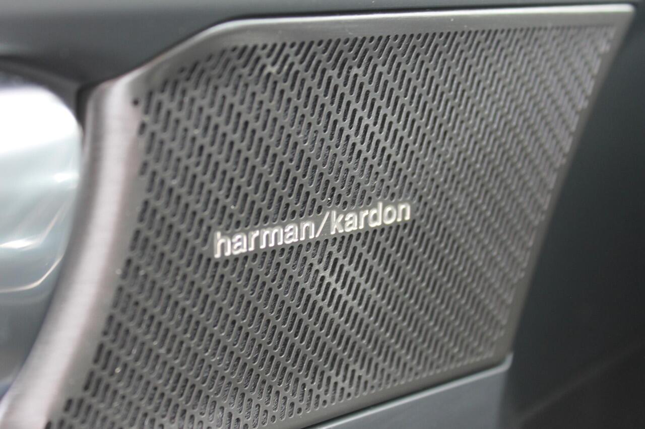 Volvo XC40 B3 177PK Automaat Plus Dark Google infotainment / Draadloos telefoon opladen / Elektrisch bedienbare bestuurdersstoel met geheugen / Adaptieve Cruise Control